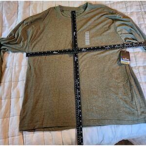Spalding Performance Long Sleeve T-shirt  Men's XXL Green Small Hole In Sleeve‎